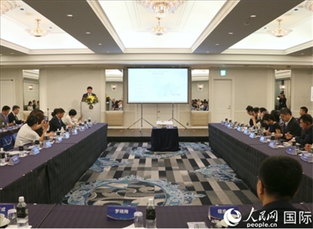 深圳市光明區(qū)委常委、副區(qū)長(zhǎng)王芳成介紹光明科學(xué)城。人民網(wǎng) 許可攝