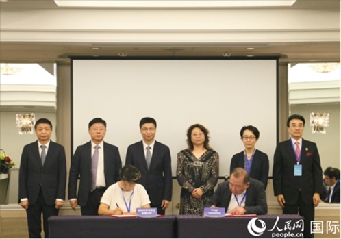 雙方企業(yè)簽訂交流與合作協(xié)議。人民網(wǎng) 許可攝