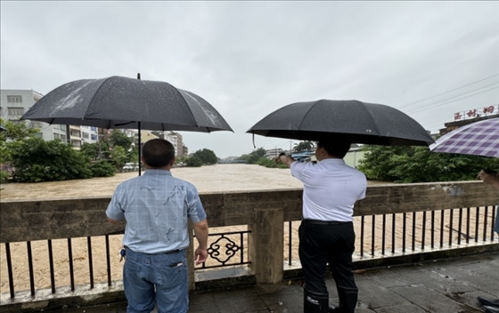 工作組在防汛一線開展工作。受訪者供圖