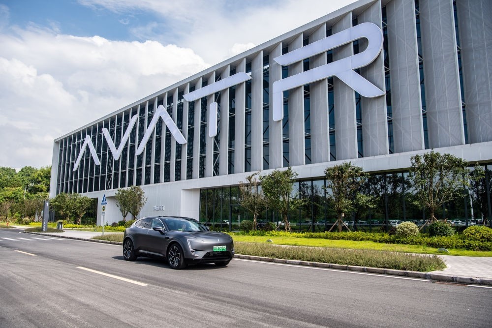 一輛新能源汽車在重慶市江北區(qū)行駛（2023年7月20日攝）。新華社記者 唐奕 攝