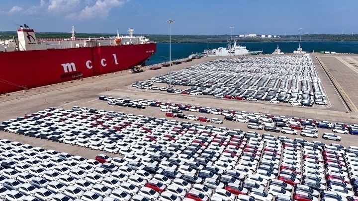 這是2024年3月28日拍攝的斯里蘭卡漢班托塔港（無人機照片）。漢班托塔港是中斯共建“一帶一路”重點合作項目，位于斯里蘭卡南端，是一座綜合性人工深水海港，許多往來亞洲、歐洲、非洲的貨船在此經(jīng)過。新華社記者 徐欽 攝