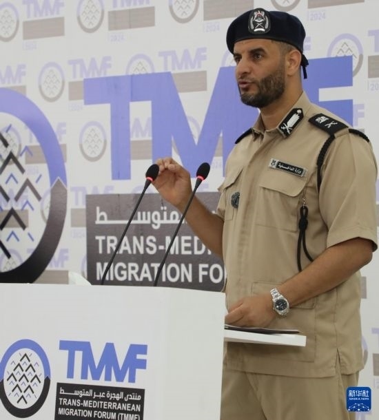 7月10日，利比亞內(nèi)政部長(zhǎng)特拉貝爾西在首都的黎波里舉行的新聞發(fā)布會(huì)上講話(huà)。新華社發(fā)（哈姆扎·圖爾基亞攝）