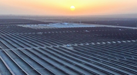 2023年11月13日拍攝的中國石油塔里木油田伽師縣60萬千瓦光伏發(fā)電項(xiàng)目（無人機(jī)照片）。新華社發(fā)（陳士兵攝）