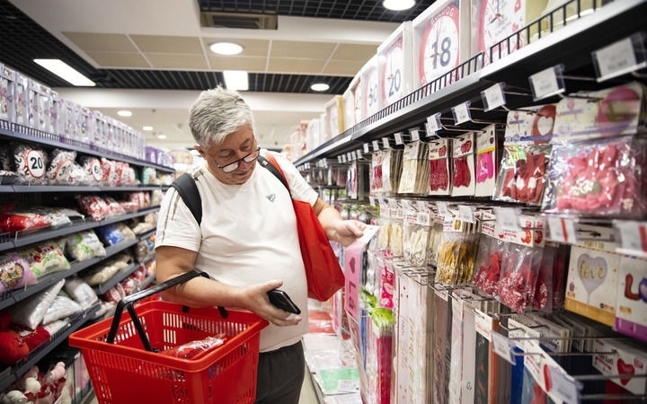 2024年4月29日，在匈牙利布達佩斯，一名男子在中歐商貿(mào)物流合作園區(qū)的中國商品交易展示中心內(nèi)購物。中歐商貿(mào)物流合作園區(qū)是中國在歐洲地區(qū)建設的首個商貿(mào)物流型境外經(jīng)貿(mào)合作區(qū)，也是集商貿(mào)展示與交易、物流運輸與倉儲、產(chǎn)業(yè)投資與合作功能于一體的中歐企業(yè)雙向互動平臺。新華社記者 張帆 攝