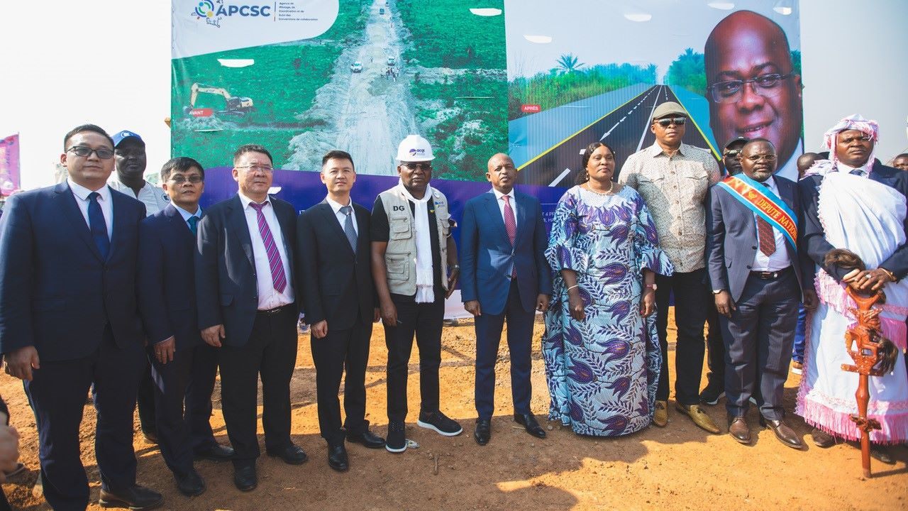 剛果（金）政府代表與中方企業(yè)代表出席開工儀式。中鐵資源集團(tuán)供圖