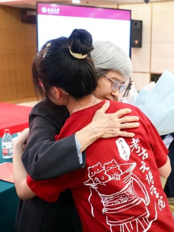 2023年，在校友向母校捐贈(zèng)儀式上，鐘芳蓉與樊錦詩擁抱。校方供圖