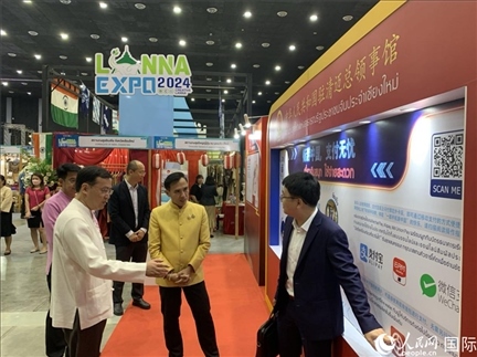 7月9日，中國駐清邁總領(lǐng)事陳海平與清邁副府尹威拉蓬等共同參觀以“暢游中國、支付無憂”為主題的中國展位。人民網(wǎng)記者章念生攝