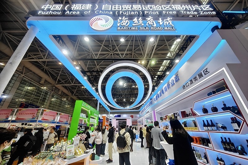 2024年3月18日，第四屆中國跨境電商交易會在福建福州開幕。展會聚焦“鏈接跨境全流域 共建電商新生態(tài)”，集聚全國80余個外貿產業(yè)帶的上千家供應鏈企業(yè)。