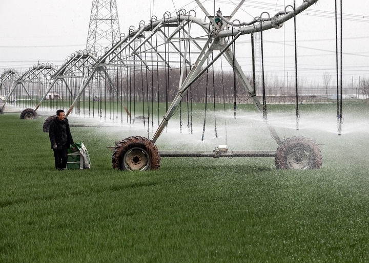 2024年3月18日，在河南省焦作市博愛縣孝敬鎮(zhèn)東原莊村瑞輝家庭農(nóng)場，村民使用全自動指針式噴灌機(jī)進(jìn)行澆灌作業(yè)。新華社發(fā)（程全攝）