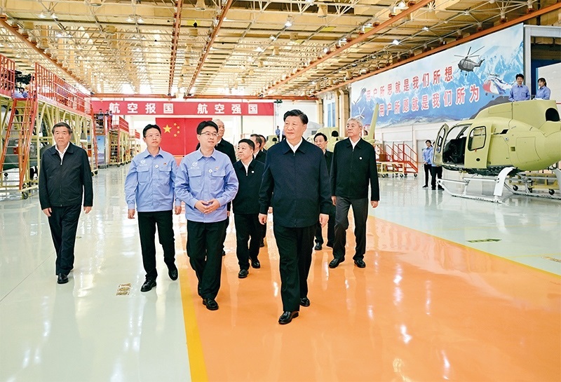 2023年10月10日至13日，中共中央總書記、國家主席、中央軍委主席習(xí)近平在江西考察。這是11日上午，習(xí)近平在景德鎮(zhèn)市昌河飛機(jī)工業(yè)（集團(tuán)）有限公司考察。 新華社記者 燕雁/攝