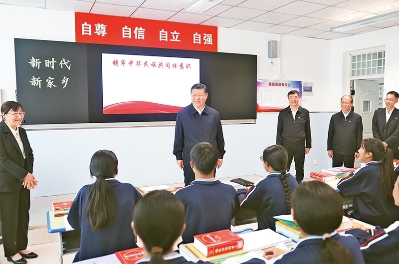 2024年6月18日至19日，中共中央總書記、國家主席、中央軍委主席習(xí)近平在青?？疾?。這是18日下午，習(xí)近平在果洛西寧民族中學(xué)高一（1）班觀摩“新時代、新家鄉(xiāng)”主題思政課。 新華社記者 鞠鵬/攝