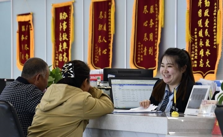 2024年3月25日，北京市大興區(qū)龐各莊鎮(zhèn)政務(wù)服務(wù)中心的工作人員耐心為群眾解答問題。大興區(qū)龐各莊鎮(zhèn)政務(wù)服務(wù)中心用“最多跑一次”的工作理念為企業(yè)和群眾提供了便利化、精準(zhǔn)化、個(gè)性化的衍生服務(wù)。新華社記者 李欣 攝