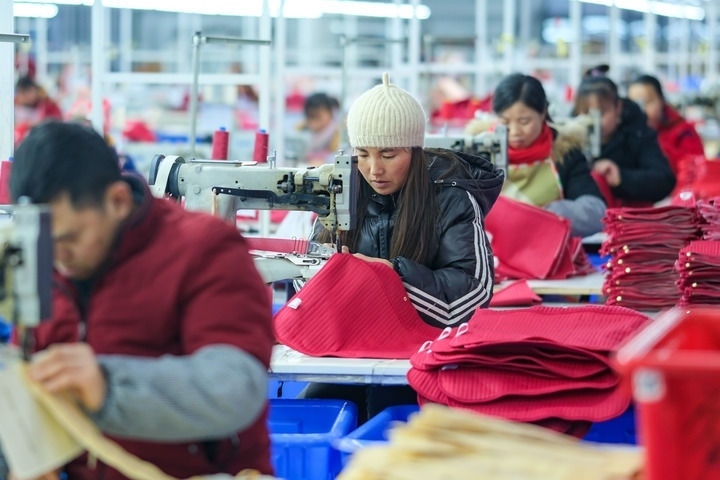 2024年1月18日，社區(qū)居民在紅安社區(qū)的鄉(xiāng)村振興就業(yè)車間工作。紅安社區(qū)是由易地搬遷安置區(qū)單獨(dú)成立的新社區(qū)，位于湖南省湘西土家族苗族自治州鳳凰縣禾庫鎮(zhèn)。新華社記者 張鋮 攝