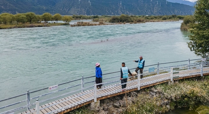 西藏雅尼國家濕地公園管護(hù)員在巡護(hù)途中小憩（無人機(jī)照片，2023年9月8日攝）。新華社記者 丁增尼達(dá) 攝
