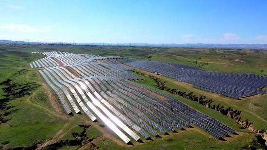 紅寺堡區(qū)發(fā)展光伏產(chǎn)業(yè)。新華社發(fā)（康國(guó)慶 攝）