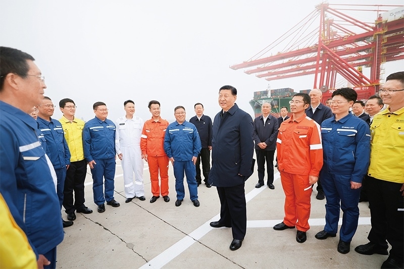 2024年5月22日至24日，中共中央總書記、國家主席、中央軍委主席習(xí)近平在山東考察。這是22日下午，習(xí)近平在日照港親切慰問港口科技工作者、運營人員、航運人員。 新華社記者 鞠鵬/攝
