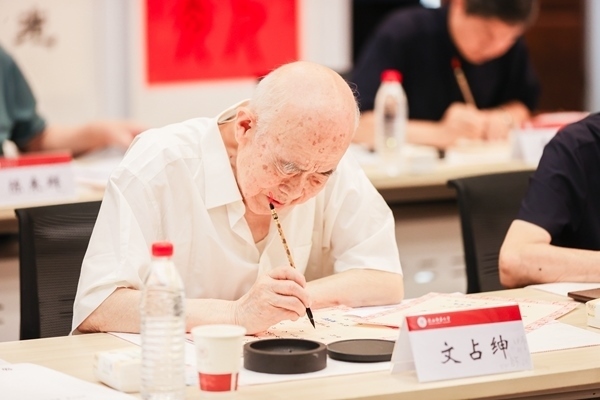 陜西師范大學(xué)毛筆手寫錄取通知書現(xiàn)場。校方供圖