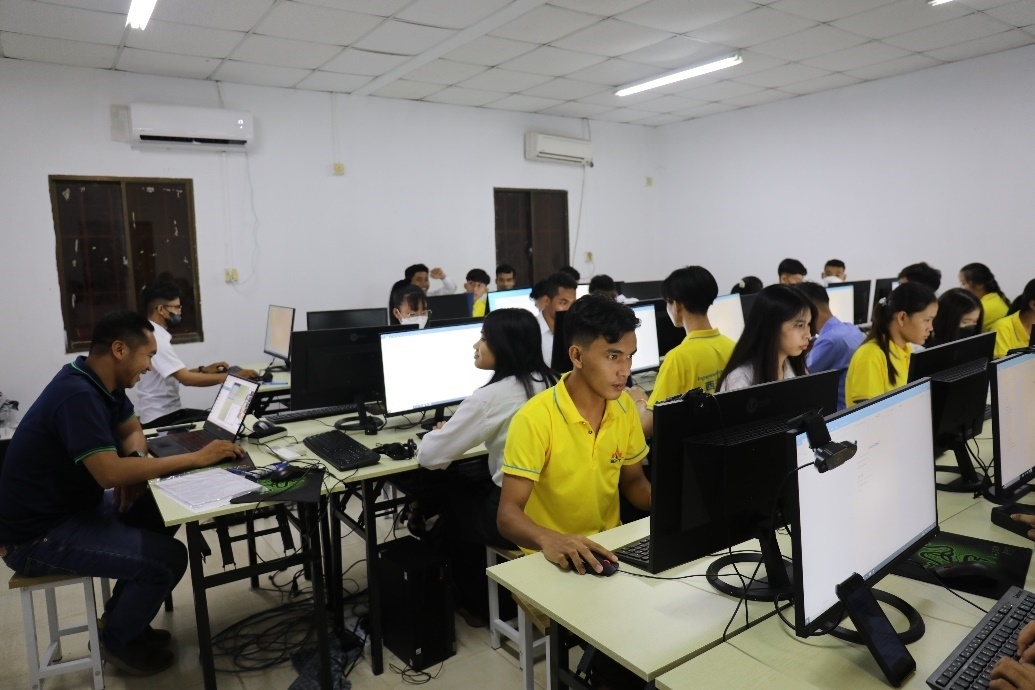 圖為西哈努克港工商學(xué)院的學(xué)生正在上課。西港特區(qū)公司供圖