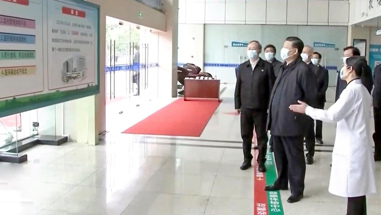 △2021年3月23日，習(xí)近平總書記在福建三明沙縣總醫(yī)院住院樓一層大廳，聽取醫(yī)改情況介紹。