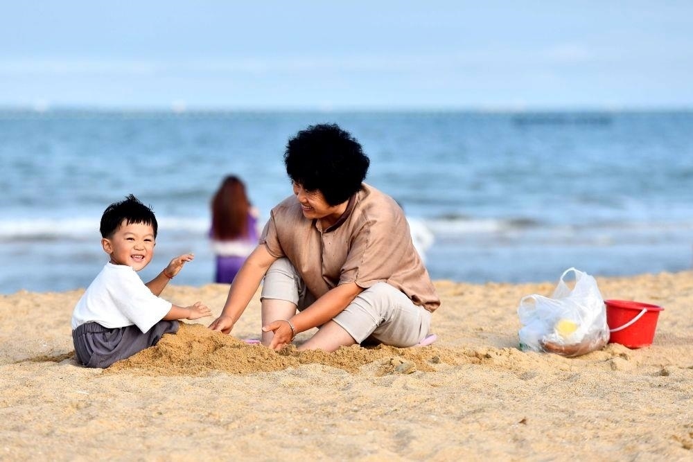 △山東日照陽光海岸綠道沙灘一角。近年來，日照還海于民、還景于民，在保留松林、沙灘、礁石和濕地資源的基礎(chǔ)上，修復(fù)整治生態(tài)岸線，打造出一條長約28公里的陽光海岸綠道，吸引眾多市民游客度假休閑。