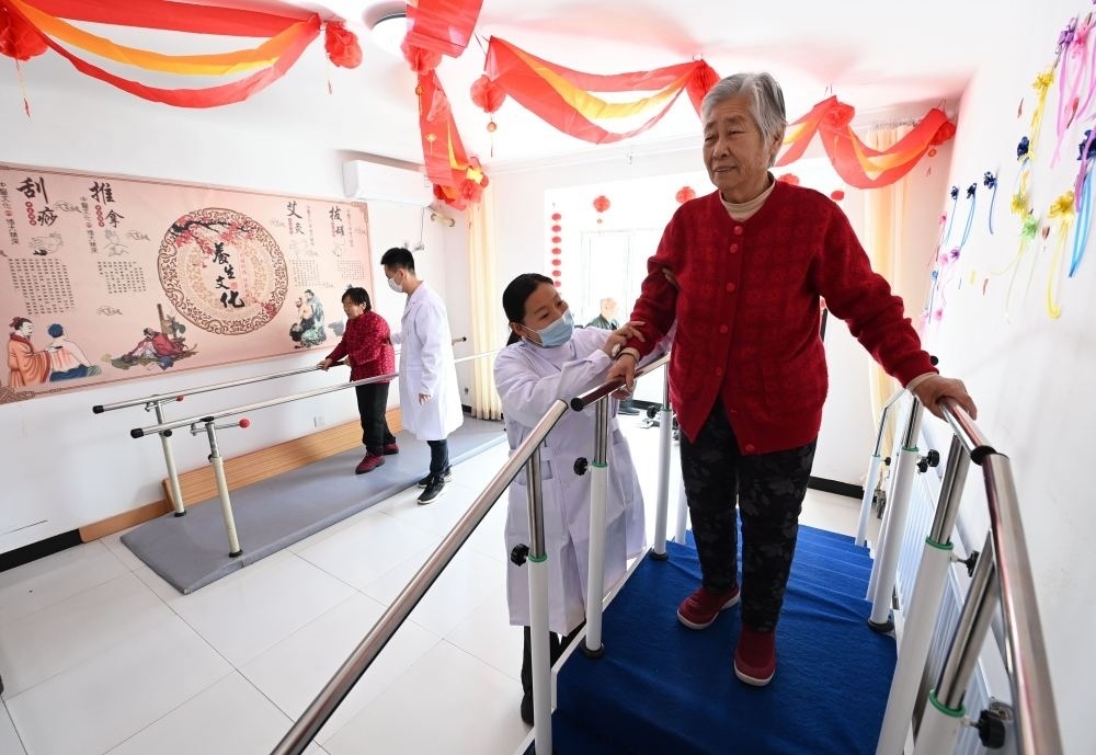 在河北省香河縣安平鎮(zhèn)運(yùn)河新村醫(yī)養(yǎng)中心，老年人在進(jìn)行康復(fù)訓(xùn)練（2024年2月29日攝）。新華社記者 王曉 攝