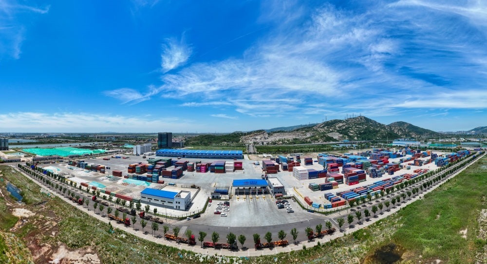 2024年6月26日拍攝的位于江蘇省連云港市連云區(qū)的上合組織（連云港）國(guó)際物流園內(nèi)的中國(guó)外運(yùn)集裝箱場(chǎng)站（無(wú)人機(jī)照片）。上合組織（連云港）國(guó)際物流園是連云港建設(shè)“一帶一路”交匯點(diǎn)強(qiáng)支點(diǎn)和上合組織國(guó)家出?；氐闹匾脚_(tái)載體。新華社記者 季春鵬 攝