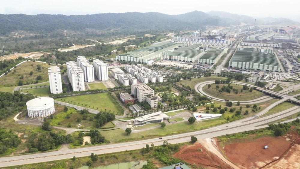 這是2024年6月13日在馬來(lái)西亞彭亨州拍攝的馬中關(guān)丹產(chǎn)業(yè)園（無(wú)人機(jī)照片）。新華社記者 程一恒 攝