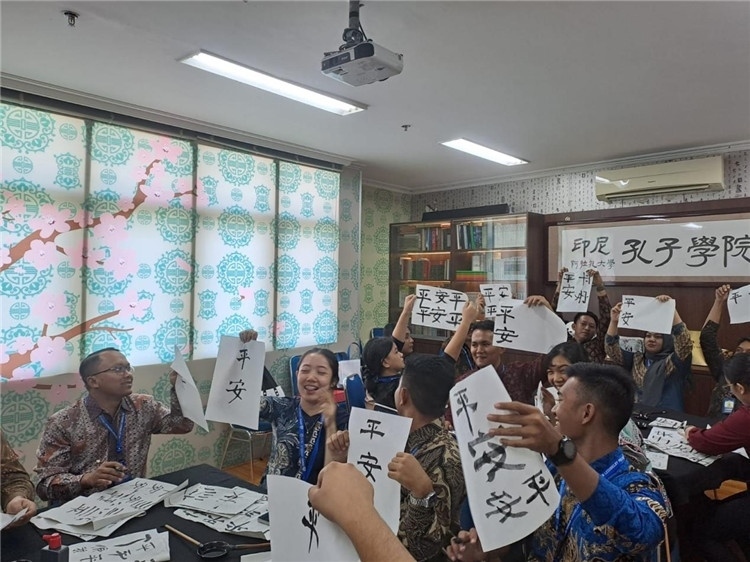 警察學(xué)員們展示書法學(xué)習(xí)成果。活動(dòng)主辦方供圖