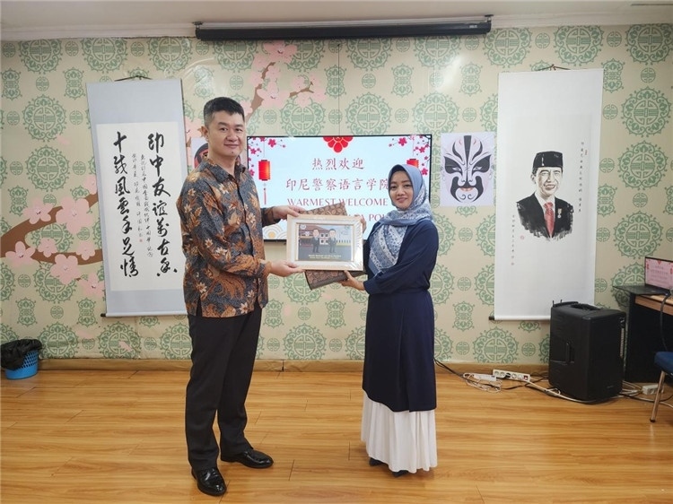 警察語言學(xué)院老師與王大昕交換禮品?；顒?dòng)主辦方供圖