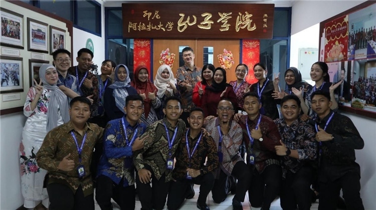 警察 學(xué)員們?cè)诳自洪T口合影?；顒?dòng)主辦方供圖