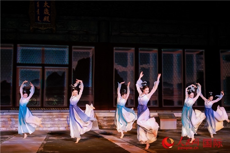 “光影北京——2024世界燈光師大會”開幕式當(dāng)晚的燈光秀表演。人民網(wǎng)記者 趙益普攝