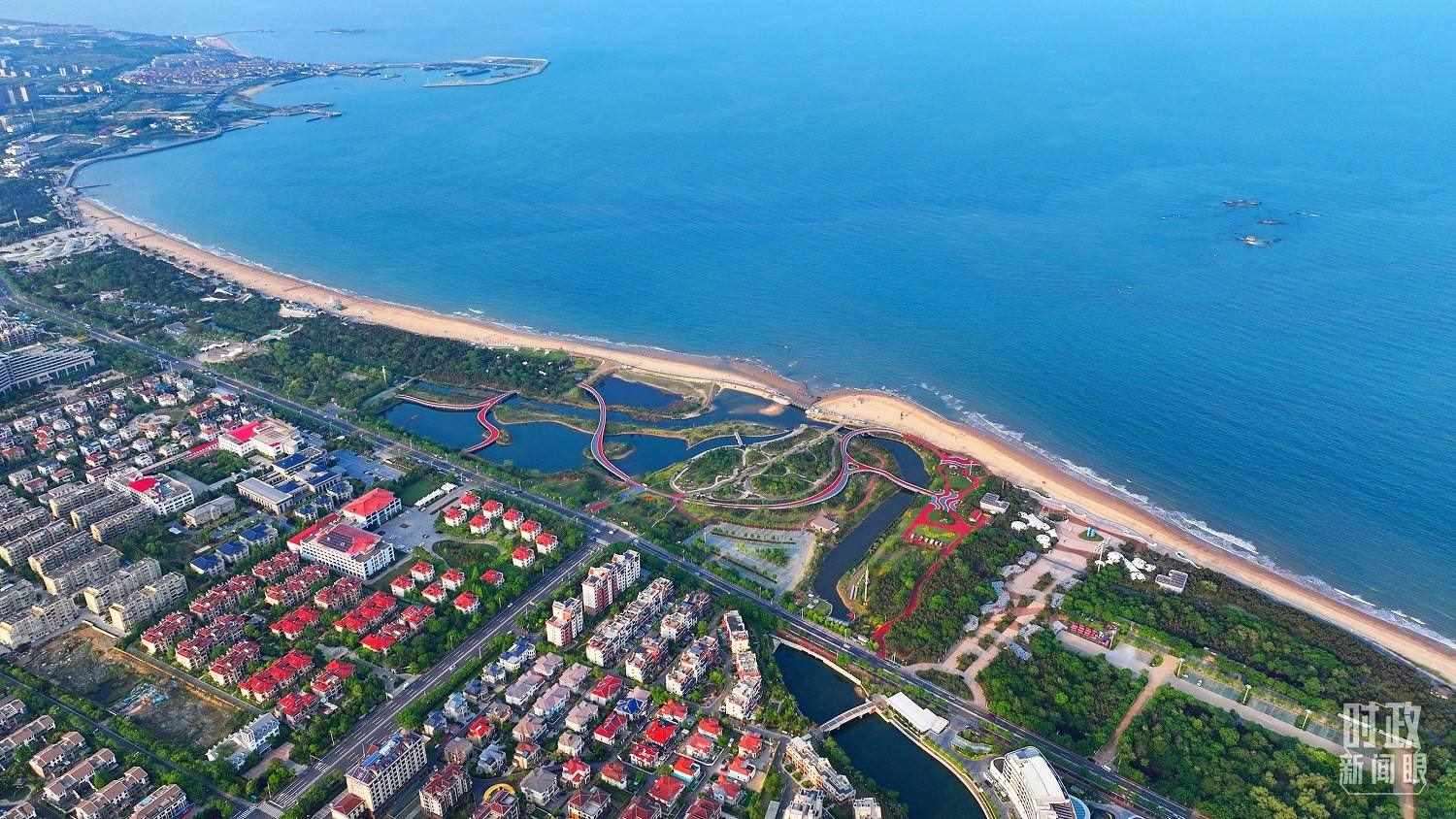 △日照市陽(yáng)光海岸綠道。近年來(lái)，日照市對(duì)沿海裸露場(chǎng)地及岸線破損處進(jìn)行生態(tài)修復(fù)，建成約28公里的陽(yáng)光海岸綠道，為市民和游客提供了運(yùn)動(dòng)休閑好去處。（總臺(tái)央視記者范凱拍攝）