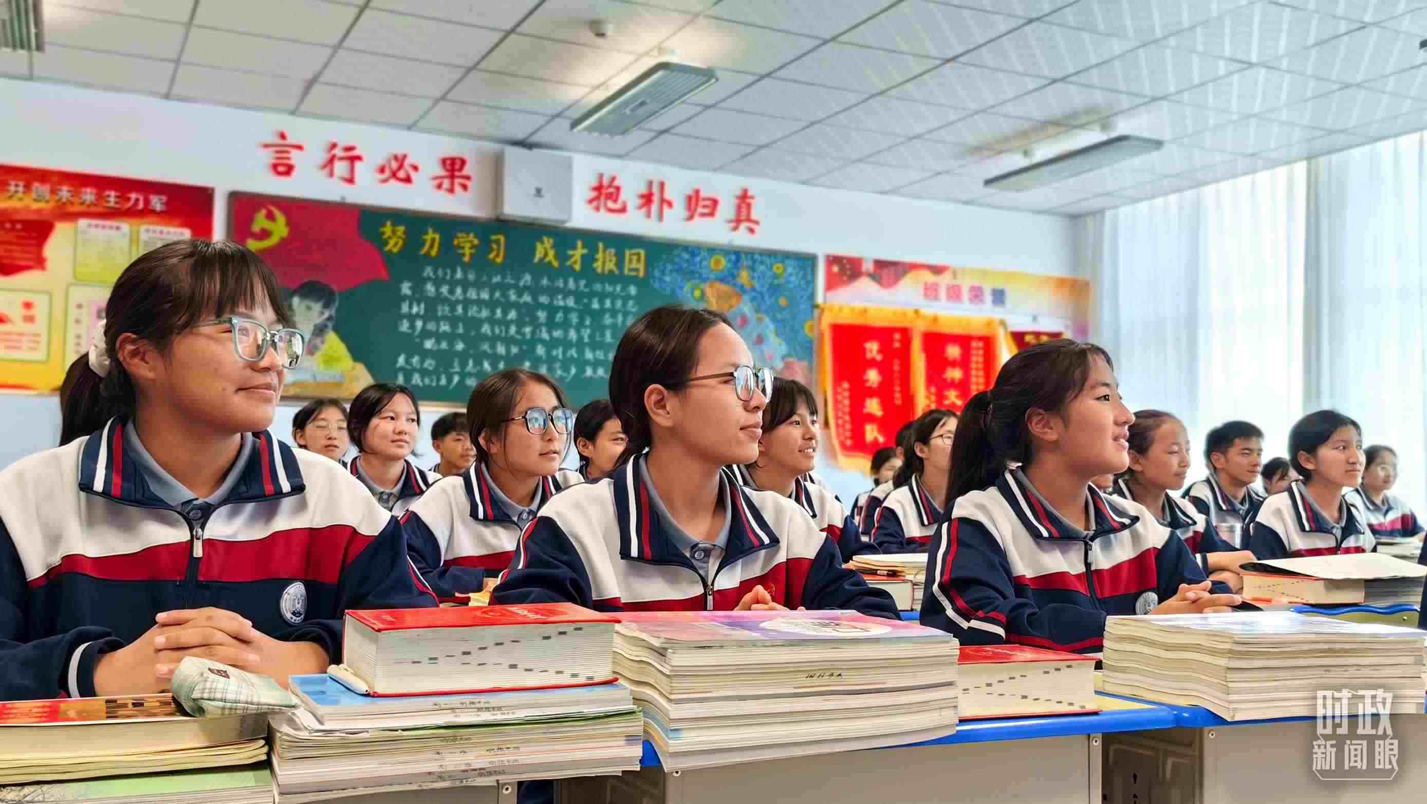 △果洛西寧民族中學(xué)高一（1）班的“新時(shí)代、新家鄉(xiāng)”主題思政課。（總臺(tái)央視記者段德文拍攝）