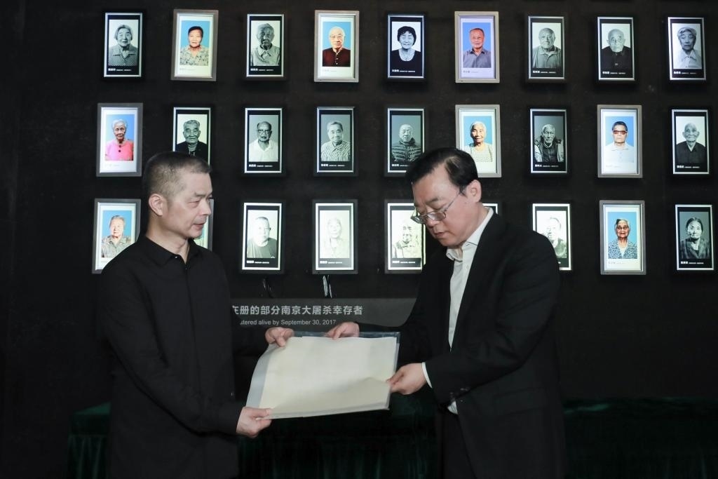 南京大屠殺幸存者高如琴的兒子向軍向侵華日軍南京大屠殺遇難同胞紀(jì)念館捐贈(zèng)高如琴老人相關(guān)物品。（侵華日軍南京大屠殺遇難同胞紀(jì)念館供圖）