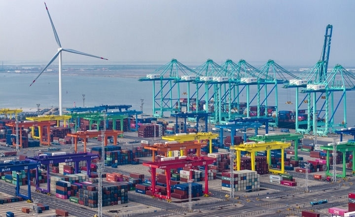 2024年7月3日，一艘集裝箱貨輪?？吭谔旖蚋邸爸腔哿闾肌贝a頭（無人機照片）。新華社記者 趙子碩 攝