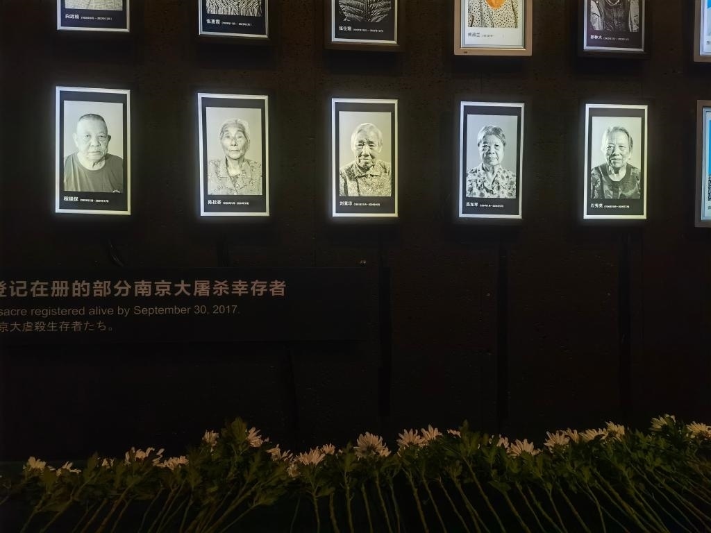 7月18日，侵華日軍南京大屠殺遇難同胞紀(jì)念館內(nèi)舉行“熄燈”悼念儀式，為今年離世的5位幸存者老人送行。新華社記者邱冰清 攝