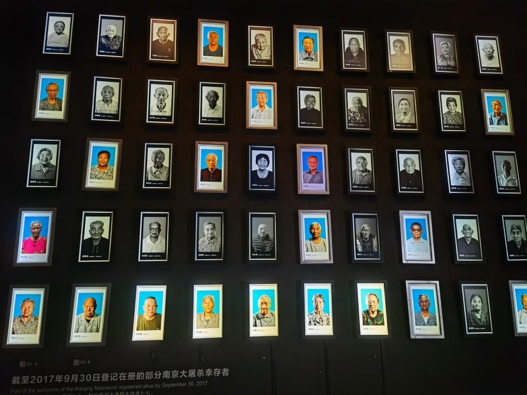 侵華日軍南京大屠殺遇難同胞紀(jì)念館內(nèi)的幸存者照片墻局部。新華社記者邱冰清 攝