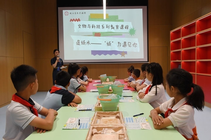 2024年5月18日，小學(xué)生在陜西歷史博物館秦漢館參加“文物與科技”系列教育課程。新華社記者 李一博 攝