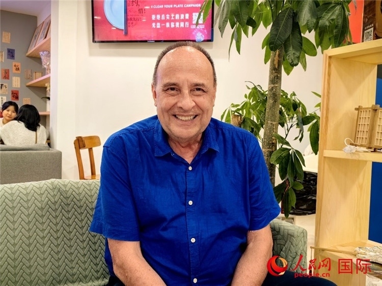 巴西坎皮納斯州立大學(xué)文學(xué)院資深教授弗朗西斯科·福特·哈德曼接受人民網(wǎng)專訪。人民網(wǎng)記者 符園園攝