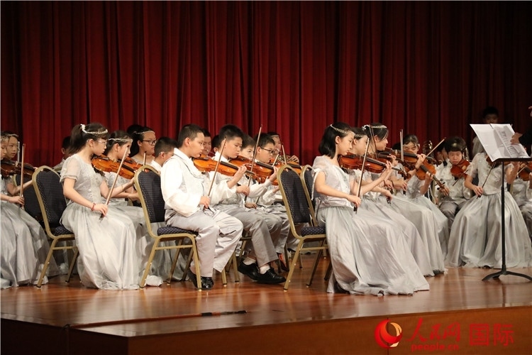 北京市學(xué)生金帆藝術(shù)團的學(xué)生們演奏音樂。人民網(wǎng)記者 李志偉攝
