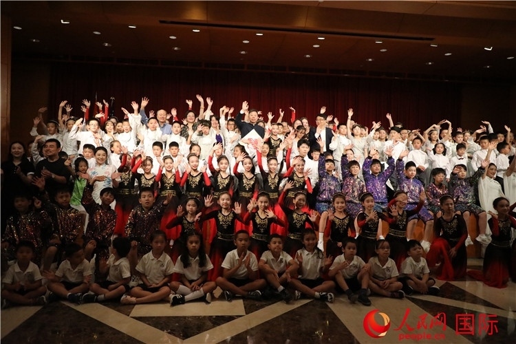 中美青少年藝術(shù)交流匯演活動結(jié)束后，嘉賓們與學(xué)生們合影。人民網(wǎng)記者 李志偉攝