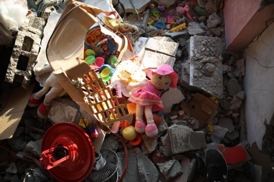 這是7月18日在加沙地帶中部努賽賴特難民營拍攝的遭到以軍襲擊的建筑廢墟。新華社發(fā)（馬爾萬·達(dá)烏德攝）