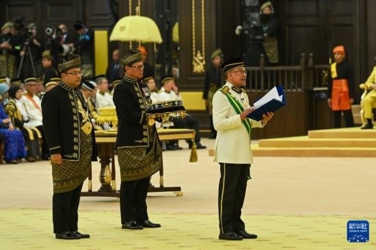  7月20日，馬來西亞總理安瓦爾（右）在吉隆坡出席最高元首登基儀式。新華社發(fā)（馬來西亞新聞局供圖）