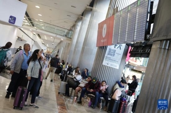 7月19日，在墨西哥首都墨西哥城的貝尼托·華雷斯國際機場，許多航班被延誤或取消，大量旅客在機場等待。新華社發(fā)（弗朗西斯科·卡涅多攝）