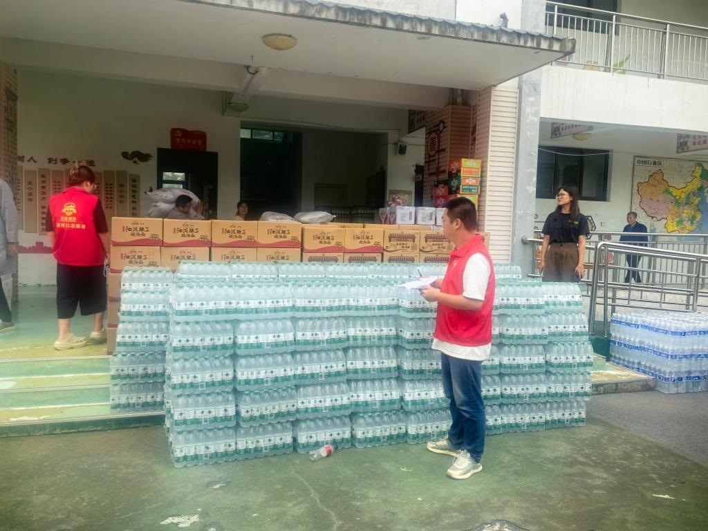 圖為愛(ài)心人士向鳳縣河口鎮(zhèn)中心小學(xué)捐贈(zèng)的物資。新華社記者 劉彤 攝