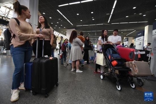 7月19日，受影響航班的旅客在巴西首都巴西利亞機場等待。新華社發(fā)（盧西奧·塔沃拉 攝）