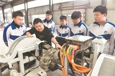 河北省威縣職業(yè)技術(shù)教育中心老師正在為學(xué)生講解電動(dòng)汽車數(shù)字技術(shù)。新華社記者 朱旭東攝