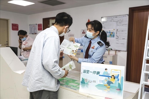 志愿者為葉先生介紹新生兒相關(guān)服務(wù)。云浮市稅務(wù)局供圖