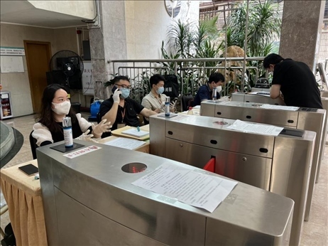 廣州市越秀區(qū)教育局現(xiàn)場審核返區(qū)生辦理材料，采用“提前網(wǎng)上預(yù)約、現(xiàn)場分批辦理”的方式進(jìn)行。廣州市越秀區(qū)教育局供圖