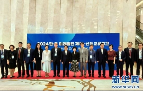 交流周活動(dòng)與會(huì)嘉賓合影。（中國(guó)駐濟(jì)州總領(lǐng)事館供圖）